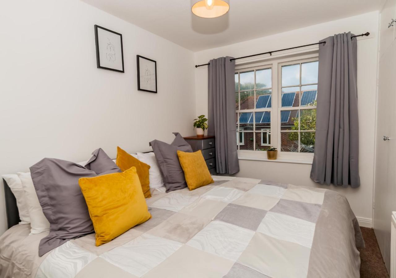 2 Bed Apartment-5 Guests - Business-Relocation-Parking - The Brighton Short Stay & Serviced Apartments מראה חיצוני תמונה